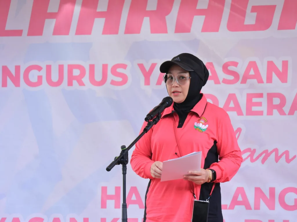 Foto: Pengurus Yayasan Kemala Bhayangkari (YKB) Polda Aceh menggelar Senam bersama dalam rangka hari ulang tahun (HUT) ke-44. Kegiatan itu dilaksanakan di lapangan tengah Mapolda Aceh, Jumat, 19 April 2024.