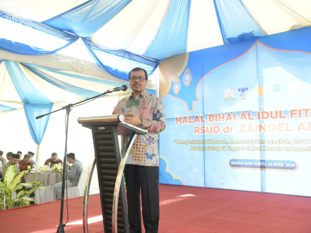 Foto: Pj Sekda Aceh, Azwardi,AP, M.Si  memberi sambutan sekaligus menghadiri halal bihalal Idul Fitri 1445H RSUZA di Lapangan rumah Parkir RSUZA Banda Aceh, 20/4/2024