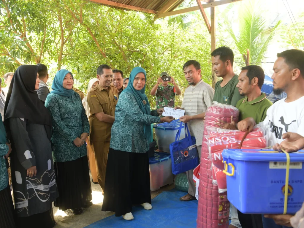 Foto: Penjabat (Pj) Ketua Tim Penggerak PKK Aceh, Mellani Subarni, menyerahkan bantuan masa panik untuk korban kebakaran lima unit rumah di Gampong Meunasah Manyang, Kecamatan Krueng Barona Jaya, Senin, 22 April 2024.
