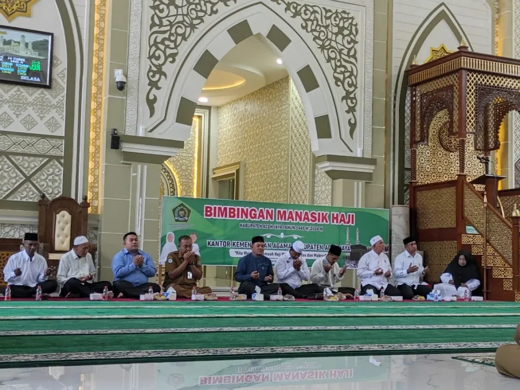 Foto: Asisten 1 Setdakab Aceh Jaya mewakili Pj. Bupati Aceh Jaya, Dr. A. Murtala., M.Si.,, Mustafa Ramadhan, S.Sos., membuka kegiatan Bimbingan Manasik Haji bagi 54 Jamaah Calon Haji (JCH) Kabupaten Aceh Jaya tahun 2024 yang diadakan oleh Kementerian Agama Kabupaten Aceh Jaya di Masjid Baitul Izzah, Calang pada selasa, 23 April 2024.