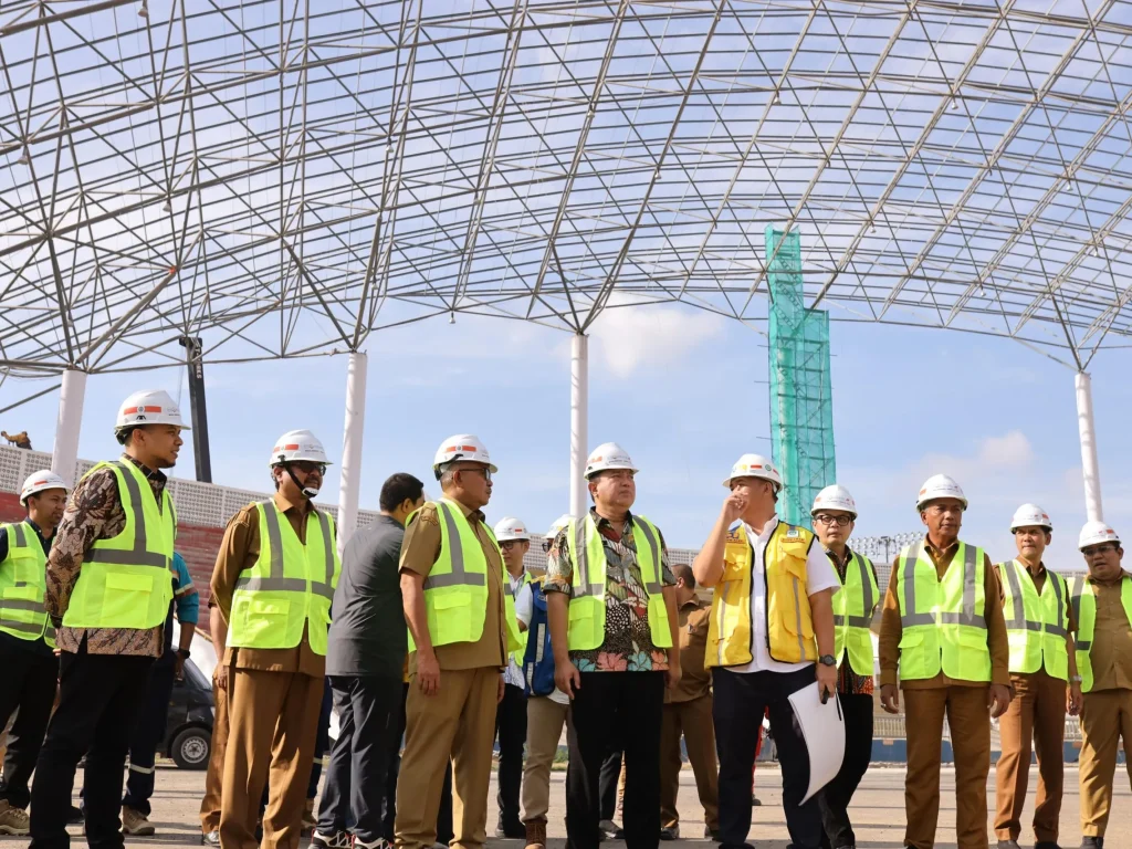 Foto: Pj Gubernur Aceh, Bustami Hamzah meninjau progres pengerjaan venue PON XXI/2024 di Stadion Harapan Bangsa, Lhoong Raya, Banda Aceh, Selasa 23/4/2024