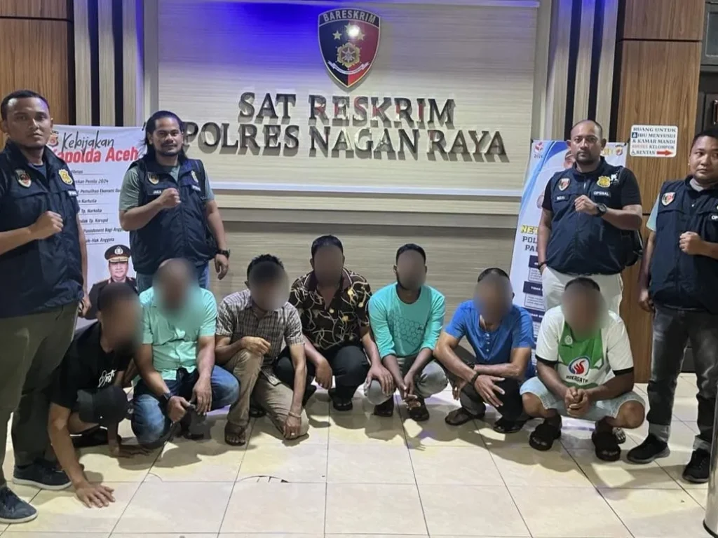 Foto: Personel Satreskrim Polres Nagan Raya menggerebek lokasi perjudian di pasar ikan Desa Kuta Baroe, Kecamatan Seunagan, Kabupaten Nagan Raya, Selasa, 23 April 2024. Dalam penggerebekan itu, polisi menangkap tujuh pelaku dan mengamankan barang bukti uang jutaan rupiah.