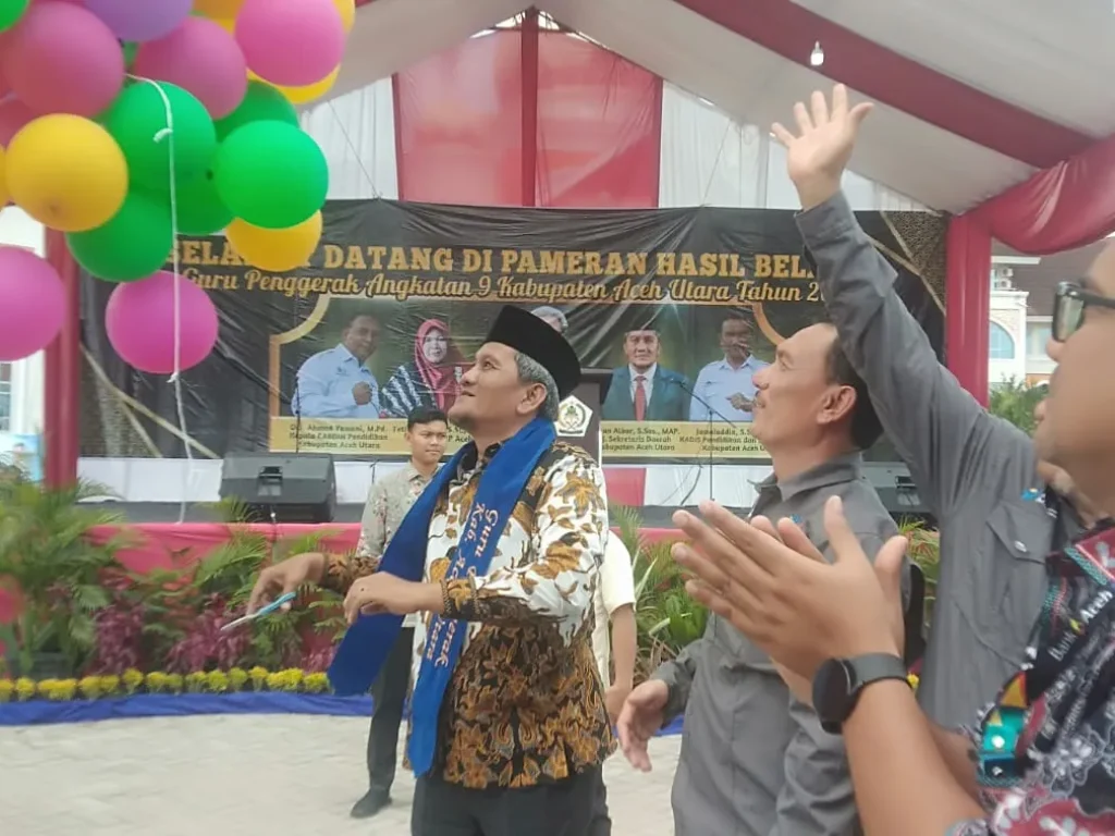 Foto:  Pj Sekretaris Daerah Dayan Albar, SSos, MAP,  melepaskan Balon ke Udara dalam Festival  Panen Karya Guru Penggerak Angkatan 9 di lapangan upacara Landing Kecamatan Lhoksukon, Kamis, 25 April 2024.
