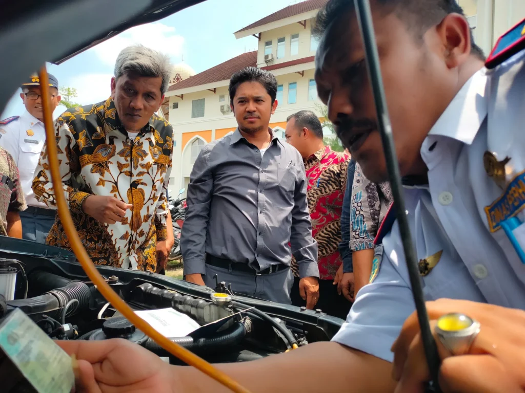 Foto: Pj Sekda bersama Tim Aset Pemkab Aceh Utara memeriksan kendaraan Operasionan SKPK