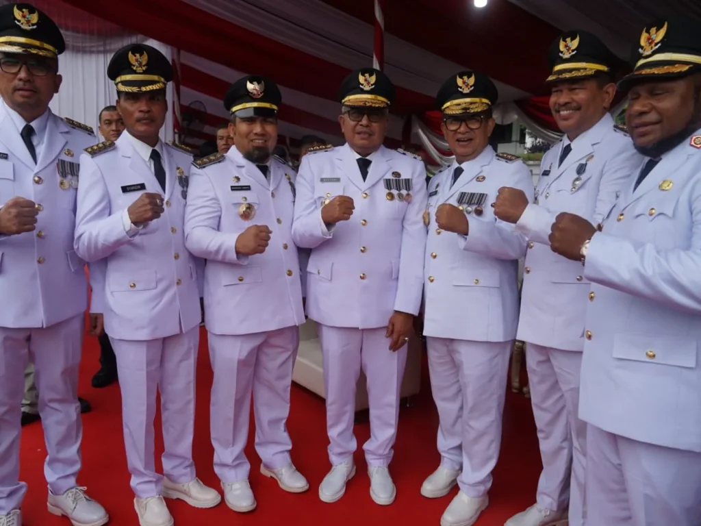 Foto: Penjabat Gubernur Aceh Pada Puncak Acara Otda turut didampingi sejumlah Pj Bupati dan Walikota se Aceh, diantaranya, Pj Bupati Aceh Besar, Pj Walikota Sabang, Pj Walikota Langsa, Pj Bupati Aceh Jaya, Pj Bupati Tamiang, Pj Bupati Aceh Barat Daya, Pj walikota Subulussalam, Pj Bupati Aceh Tenggara, PJ Bupati Aceh Utara dan Pj Walikota Lhokseumawe.