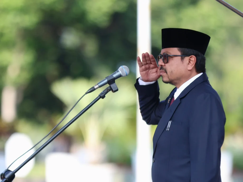 Foto: Penjabat Sekretaris Daerah Aceh, Azwardi AP, M.Si., menjadi Inspektur Upacara Peringatan Hari Otonomi Daerah XXVIII tahun 2024,di Lapangan Upacara Kantor Gubernur Aceh, Kamis, 25/4/2024