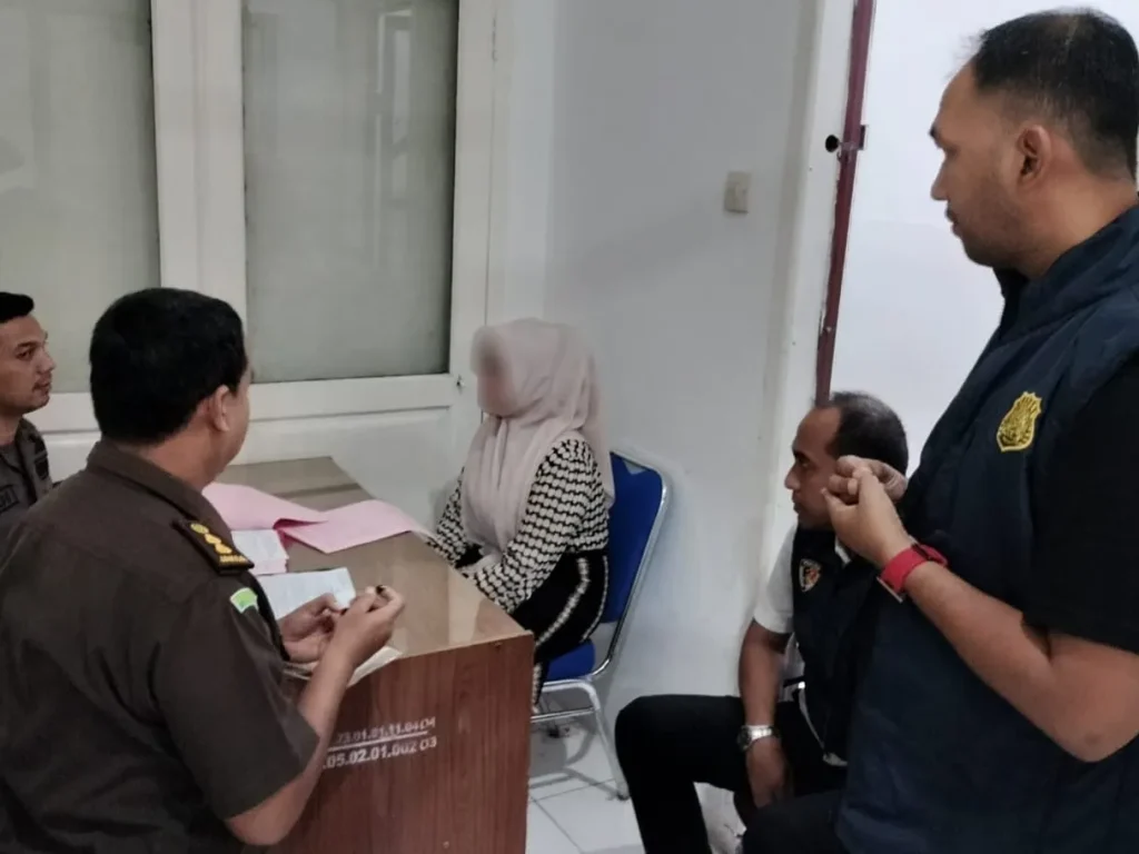Foto: Penyidik Subdit Siber Ditreskrimsus Polda Aceh menyerahkan tersangka dan barang bukti atau tahap II kasus promosi judi online ke jaksa penuntut umum (JPU) Kejaksaan Negeri Bireuen, Kamis, 25 April 2024.