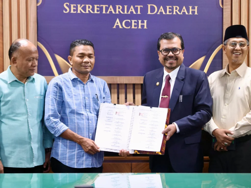 Foto: Penjabat Sekretaris Daerah Aceh sekaligus Ketua Tim Anggaran Pemerintah Aceh (TAPA), Azwardi AP, M.Si., melakukan Penandatanganan Kesepakatan Hibah antara Pemerintah Aceh dan Panitia Pengawas Pemilihan (Panwaslih) Aceh, di Ruang Rapat Sekda, Kamis, 25/4/2024.