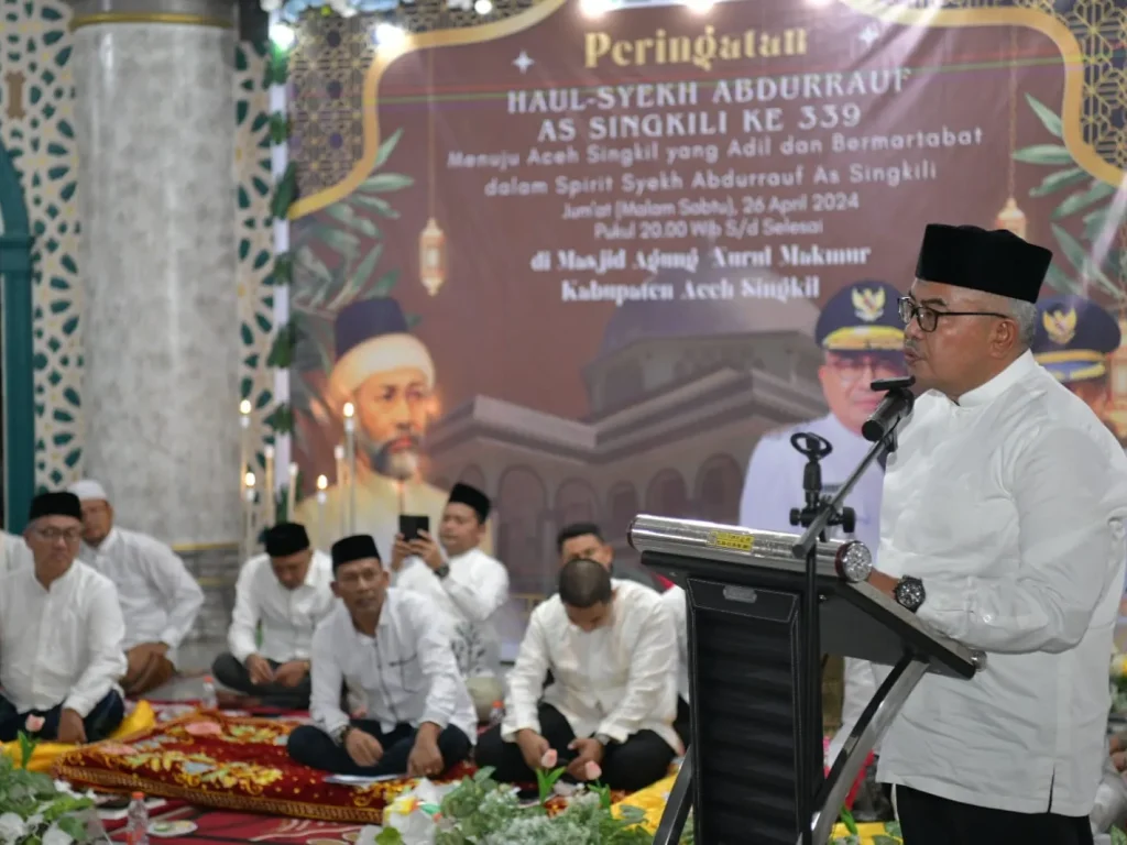 Foto: Pj. Gubernur Aceh, Bustami bersama Ketua DPR Aceh, Zulfadli, Pj. Bupati Aceh Singkil, Drs. Azmi serta Anggota DPR Aceh dan Rombongan Menghadiri sekaligus menyampaikan Peringatan Haul Syekh Abdurrauf As Singkili Ke 339 di Masjid Agung Nurul Makmur Kabupaten Aceh Singkil, Jumat Malam, 26/04/2024.