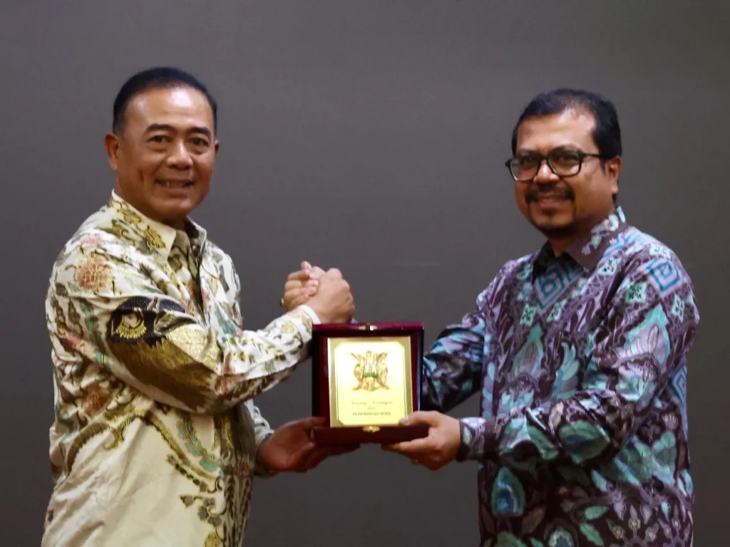 Foto: Pj Sekda Aceh, Azwardi bersama Panglima Komando Armada Republik Indonesia (Pangkoarmada RI) Laksamana Madya TNI Denih Hendrata