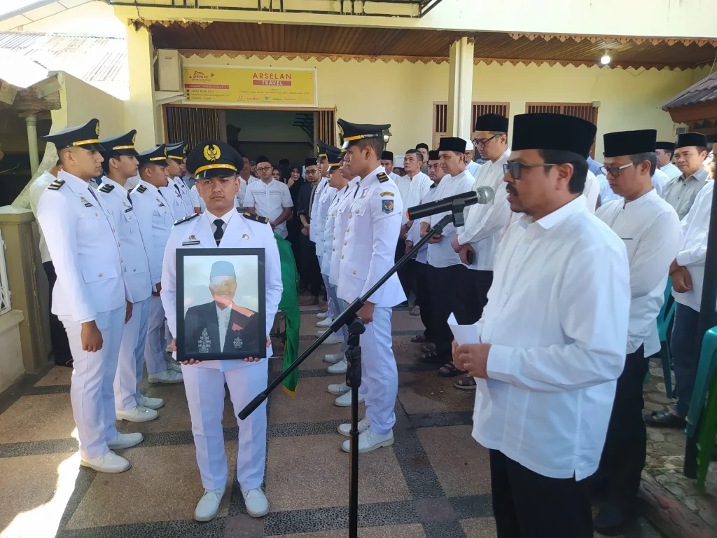 Foto: Pj Sekda Aceh, Azwardi AP, M.Si memimpin pengantaran terakhir atas meninggalnya Sekda Aceh periode 2001-2006, Thantawi Ishak di Banda Aceh, Minggu 28/4/2024