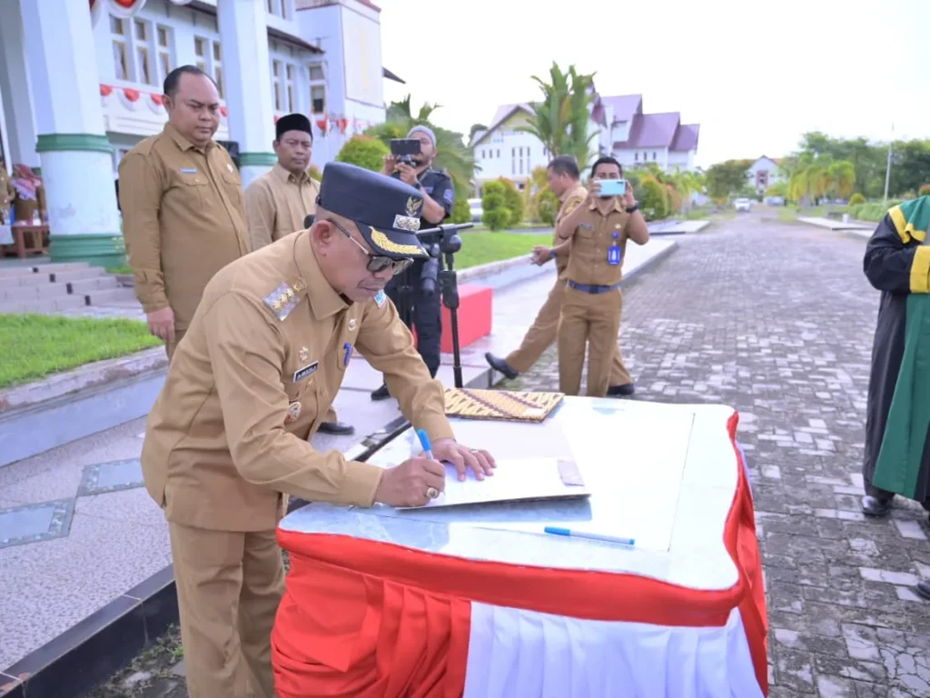 Foto: Penjabat Bupati Aceh Jaya, Dr. A. Murtala, M.Si., melantik 419 Pegawai Pemerintah dengan Perjanjian Kerja (PPPK) formasi 2023, 4 orang PNS dan 1 orang CPNS dari PTDI-STTD BEKASI, Jawa Barat, dan 6 orang pejabat fungsional auditor. Pelantikan tersebut dilaksanakan di Halaman Kantor Bupati Aceh Jaya pada Selasa, 30 April 2024.