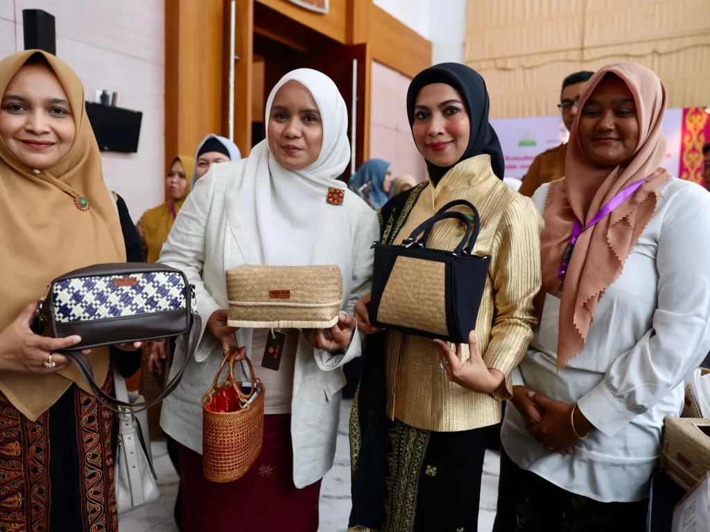 Foto: Penjabat Ketua Dekranasda Aceh, Mellani Subarni, mendampingi Ketua Dekranas Bidang Manajemen Usaha, Sri Suparni, meninjau stan pajangan Produk UMKM Kriya, di Hermes Palace Hotel Banda Aceh, Selasa, 30/4/2024