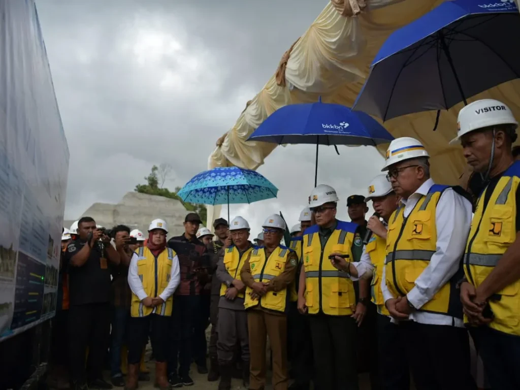 Foto: Pj. Gubernur Aceh, Bustami, SE, M.Si bersama Ketua DPRA Zulfadli, A.Md, Kapolda Aceh Irjen Pol Achmad Kartiko, Pangdam Iskandar Muda Mayjen TNI  Niko Fahrizal M.Tr (Han) Kajati Aceh Drs. Joko Purwanto, SH meninjau pembangunan Bendungan Rukoh Keumala Pidie Selasa, 30/04/2024
