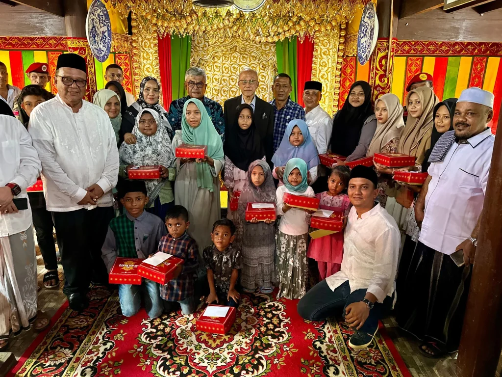 Foto: Penjabat Gubernur Aceh Bustami, SE, M.Si  bersama Istri Mellani Subarni, menghadiri Halal Bi Halal dan silaturahmi Aceh Meupakat  - Mueseuraya di Smea Premium Rumoh Aceh Gampong Tibang Banda Aceh. Rabu 1/5/2024.