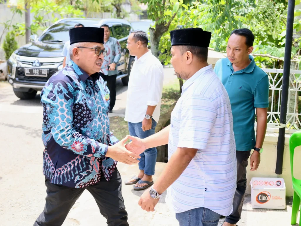 Foto: Penjabat Gubernur Aceh Bustami Hamzah, bersama Istri Mellani Subarni, bertakziah ke rumah Almarhum Thantawi Ishak, di Gampong Pineung, Rabu (1/5/2024).