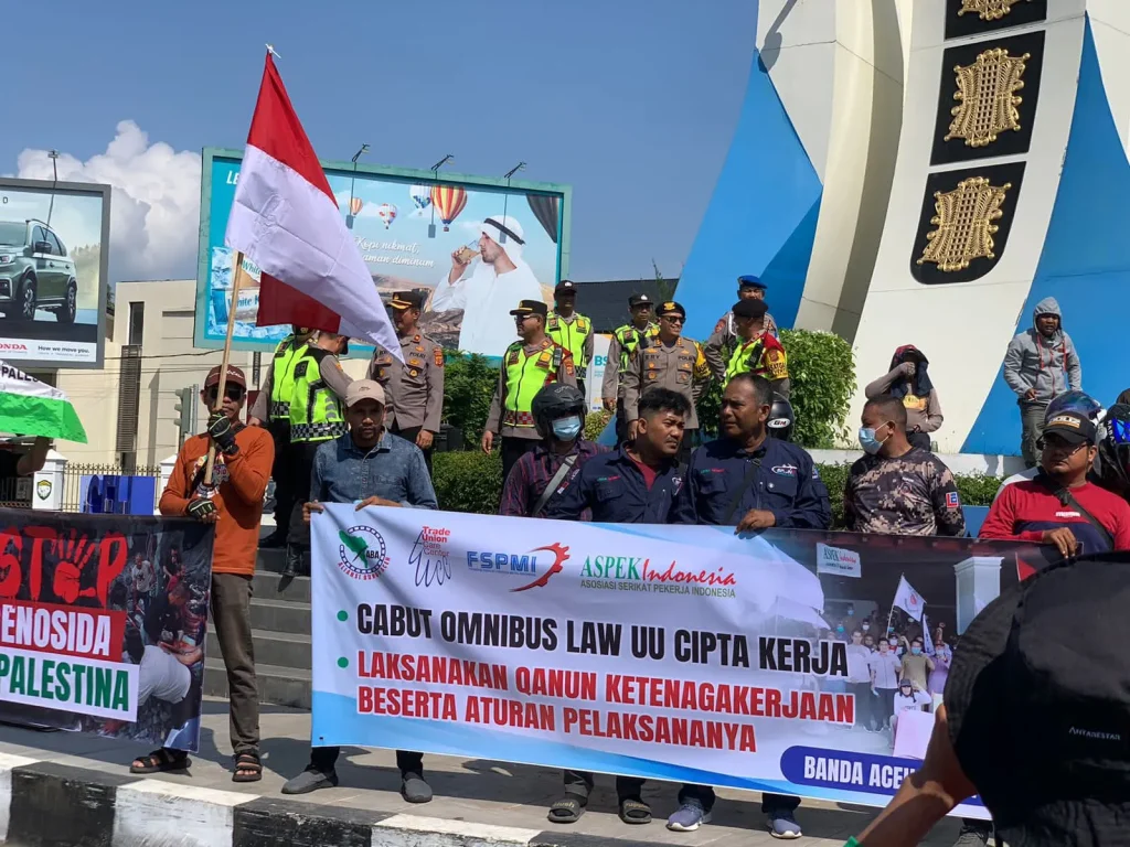 Foto: Polda Aceh Melakukan pengaman sejumlah aksi Hari Buruh Internasional atau May Day tahun 2024 yang digelar di kantor DPRA dan Simpang Lima Kota Banda Aceh, Rabu, 1 Mei 2024.