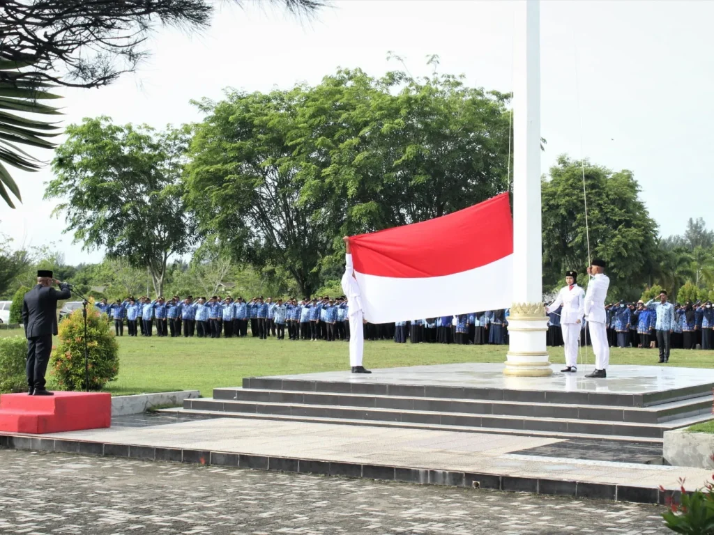 Foto: Pj. Bupati Aceh Jaya, Dr. A. Murtala, M.Si., memimpin Upacara Peringatan Hari Pendidikan Nasional (Hardiknas) Tahun 2024 di Halaman Kantor Bupati Aceh Jaya, Kamis (2/5/2024).