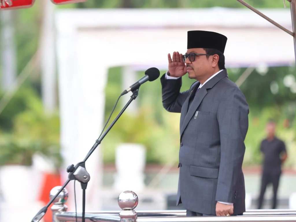 Penjabat Sekretaris Daerah Aceh, Azwardi AP, M.Si., bertindak sebagai Inspektur Upacara Peringatan Hari Pendidikan Nasional (Hardiknas) Tahun 2024, yang diikuti para kepala SKPA/Biro serta pelajar, di Halaman Kantor Gubernur Aceh, Kamis 2/5/2024