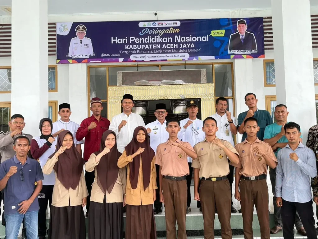 Foto: Pj. Bupati Aceh Jaya, Dr. A. Murtala, M.Si., secara resmi melepas 6 orang peserta Paskibraka Kabupaten Aceh Jaya untuk mengikuti seleksi calon anggota Paskibraka tingkat Provinsi Aceh Tahun 2024. Acara pelepasan ini berlangsung di Lobby Kantor Bupati Aceh Jaya pada hari Jum’at, 3 Mei 2024.