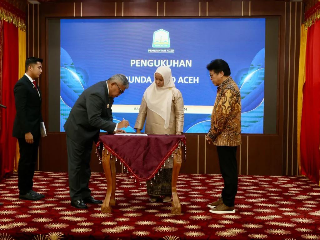 Foto: Pj Gubernur Aceh Bustami, SE, M.Si Mengukuhkan Bunda PAUD Aceh Mellani Subarni sekaligus Memberi Sambutan di Restoran Pendopo Gubernur Aceh , Jumat 3/5/2024.