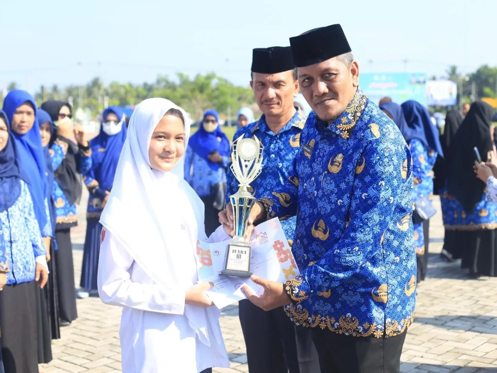 Foto: Pemerintah Kabupaten Aceh Utara menggelar upacara untuk memperingati Hari Pendidikan Nasional (Hardiknas) tahun 2024. Upacara ini digelar bersamaan dengan peringatan Hari Otonomi Daerah, berlangsung di lapangan upacara Landing Kecamatan Lhoksukon, Senin, 6 Mei 2024.