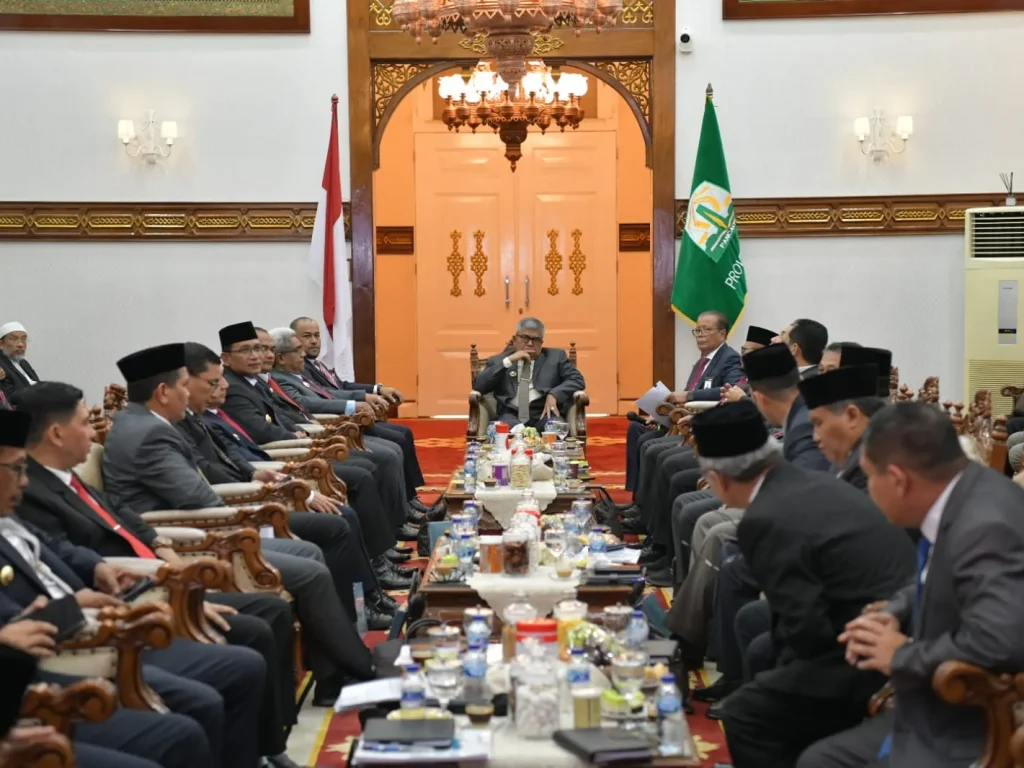 Foto: Pj. Gubernur Aceh, Bustami, SE. M. Si Bersama Plh. Direktur Utama Bank Aceh Syariah, Fadil Ilyas, Pj. Sekda Aceh, Azwardi Rapat Umum Pemegang Saham (RUPS) dengan Seluruh Bupati dan Walikota Se-Aceh di Pendopo Gubernur Aceh, Minggu, 05/05/2024.