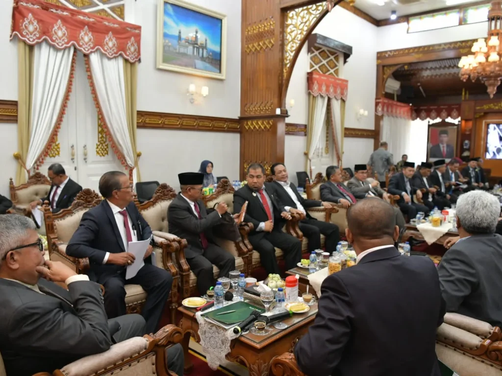 Foto: Pj. Gubernur Aceh, Bustami, SE. M. Si Bersama Plh. Direktur Utama Bank Aceh Syariah, Fadil Ilyas, Pj. Sekda Aceh, Azwardi Rapat Umum Pemegang Saham (RUPS) dengan Seluruh Bupati dan Walikota Se-Aceh di Pendopo Gubernur Aceh, Minggu, 05/05/2024.