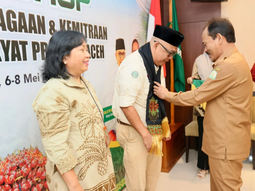 Foto: Foto: Asisten II setda Aceh Ir Mawardi menyampaikan sambutan sekaligus membuka Workshop Penguatan kelembagaan dan kemitraan kelapa Sawit rakyat provinsi Aceh.di Hotel Grand Arabia. Selasa, 6 Mei 2024.