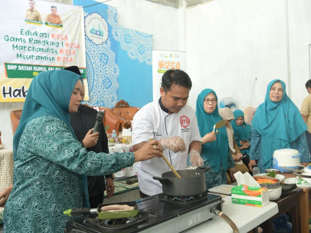 Foto: Pj Ketua Tim Penggerak PKK Aceh Mellani Subarni, melakukan demo masak kimbab tuna kari Aceh bersama chef Surya 14 besar Master Chef Indonesia season 6 dalam program Pangan Beragam, Bergizi, Seimbang dan Aman atau B2SA, di Dayah Ruhul Falah Samahani, Kecamatan Kuta Malaka, Aceh Besar, Selasa, (7/5/2024) .