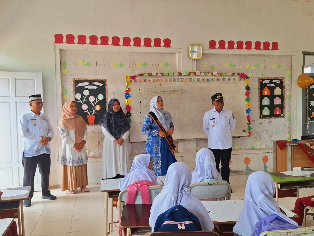 Foto: Penjabat Bupati Aceh Jaya, Dr. A. Murtala, M.Si., bersama Bunda PAUD Aceh Jaya, Mahdalena, SE, MSM., melakukan kunjungan kerja ke beberapa satuan pendidikan dalam Kecamatan Jaya pada Rabu, 8 Mei 2024.
