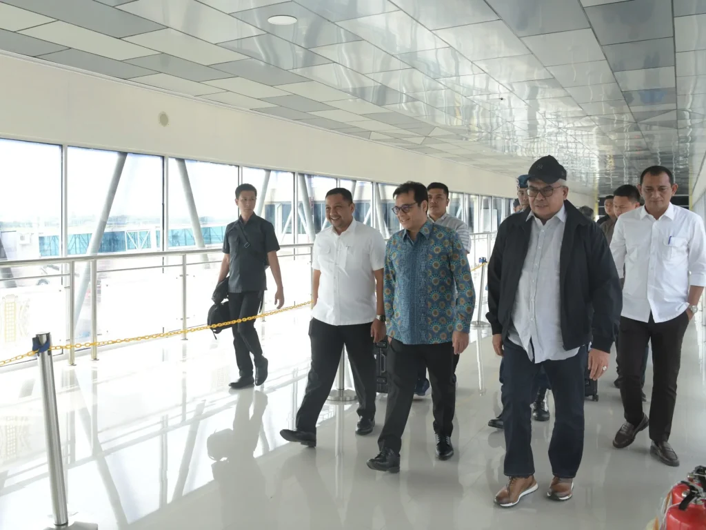 Foto: Kepala Badan Pengelola Kekayaan Aceh Reza Saputra, menyambut kedatangan Wakil Menteri Komunikasi dan Infotmatika RI Nezar Patria dan kepulangan Pj Gubernur Aceh Bustami Hamzah, di VIP Bandara Internasional Sultan Iskandar, Rabu (8/5/2024).