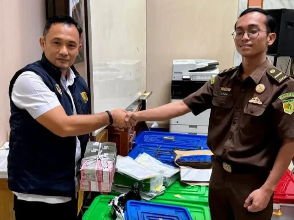 Foto: Penyidik Subdit Tipidkor Ditreskrimsus Polda Aceh melaksanakan tahap II atau penyerahan tersangka dan barang bukti kasus korupsi pembangunan rumah sakit (RS) rujukan regional Aceh Tengah ke Kejaksaan Tinggi (Kejati) Aceh, Rabu, 8 Mei 2024.