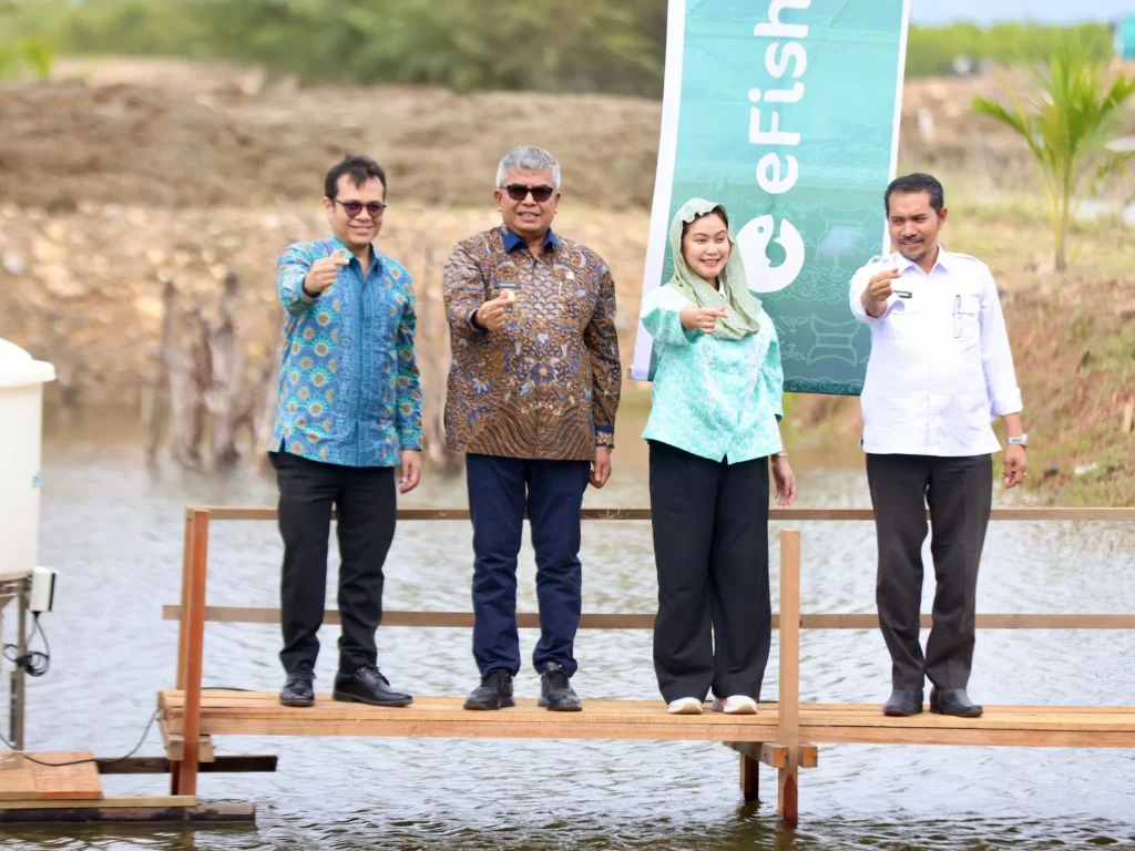 Foto: Penjabat Gubernur Aceh, Bustami, SE, M.Si., mendampingi Wakil Menteri Komunikasi dan Informatika (Wamenkominfo) Nezar Patria melakukan Simbolisasi Penebaran Benih Udang , Showcase Teknologi eFeeder eFishery, di lokasi tambak Kuala Village, Lampulo Banda Aceh, Rabu, (8/5/2024).