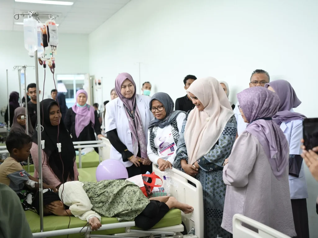 Foto: Pj. Ketua TP-PKK Aceh, Mellani Subarni mengunjungi anak anak penderita thalasemia di rumah sakit umum zainoel abidin, rabu, 08/05/2024
Pukul 14.30 sd 16.00