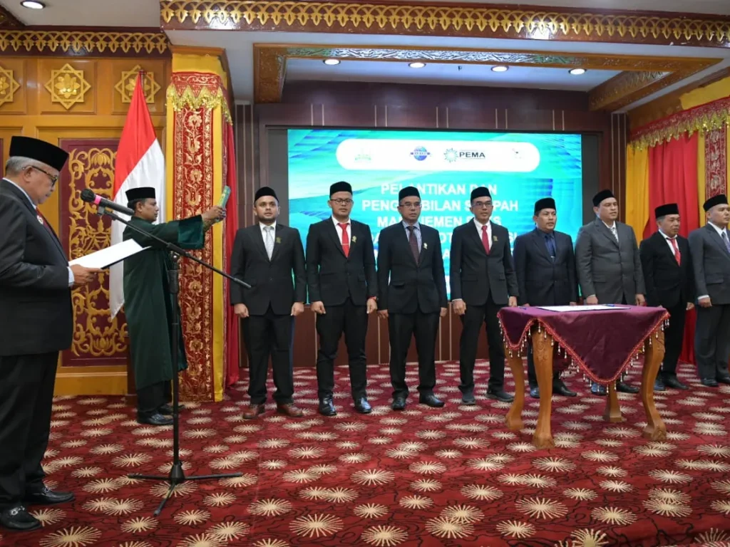 Foto: Pj. Gubernur Aceh, Bustami, SE. M. Si Melantik dan Mengambil Sumpah Manajemen BPKS dan Anggota Direksi PT. Pembangunan Aceh (PEMA) di Restoran Meuligoe Gubernur Aceh, Rabu. 08/05/2024.