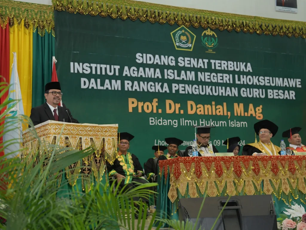Foto:Penjabat (Pj) Sekretaris Daerah Aceh, Azwardi, menghadiri pengukuhan Rektor Institut Agama Islam Negeri (IAIN) Lhokseumawe Prof. Dr. Danial,  M.Ag sebagai Guru Besar Bidang Hukum Islam, di Gedung Serbaguna IAIN Lhokseumawe, Kamis, (9/5/2024).