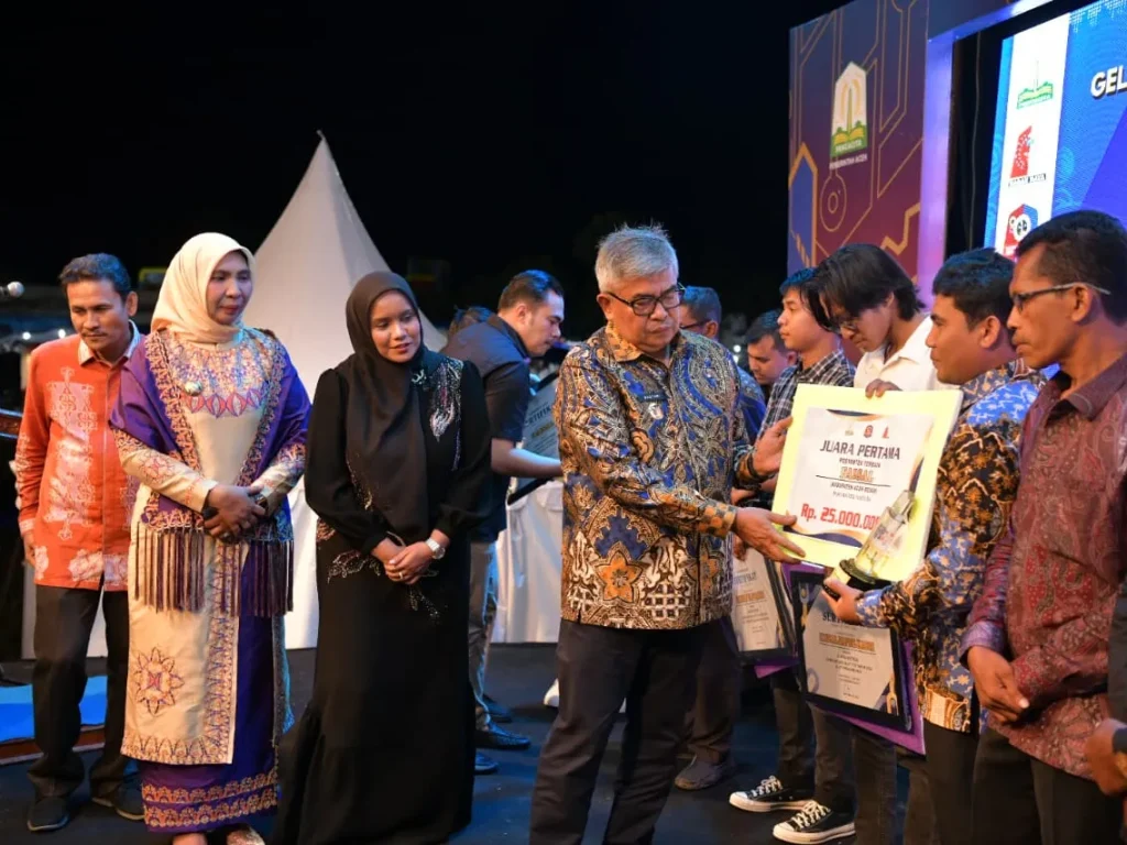 Foto: Penjabat Gubernur Aceh, Bustami, SE, M.Si.,  didampingi Istri, Ny. Melani Subarni, menghadiri dan memberi sambutan sekaligus membuka acara Gelar Teknologi Tepat Guna (TTG) Aceh ke XXV tahun 2024, yang dihadiri Pj Bupati/Walikota se Aceh, di Alun-Alun Saka Makmue, Nagan Raya, Kamis, 9/5/2024