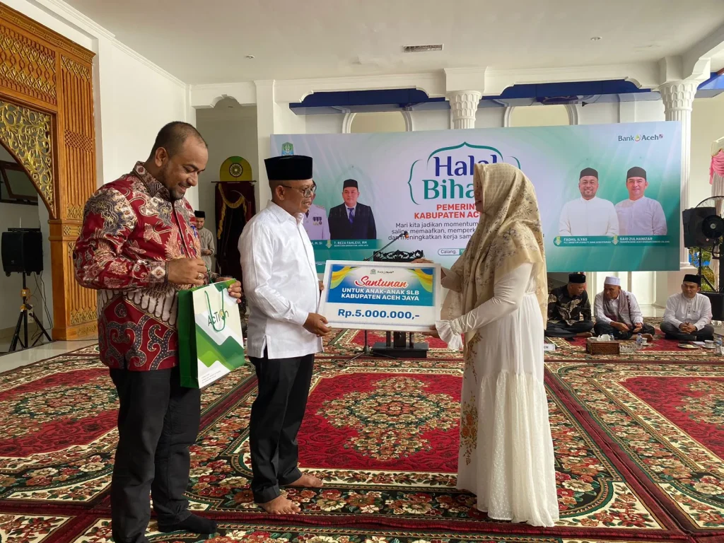 Foto: Pj Bupati Aceh Jaya, Dr. A. Murtala, M.Si Menyerahkan Banttuan Bank Aceh Syariah Kepada  Sekolah Luar Biasa (SLB) Aceh Jaya