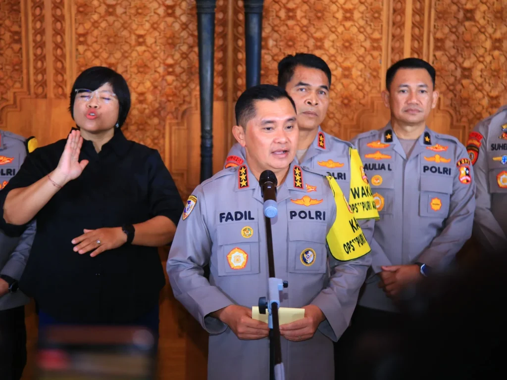 Foto: Komjen Fadil menymapaikan siara pers Kepada awak Media