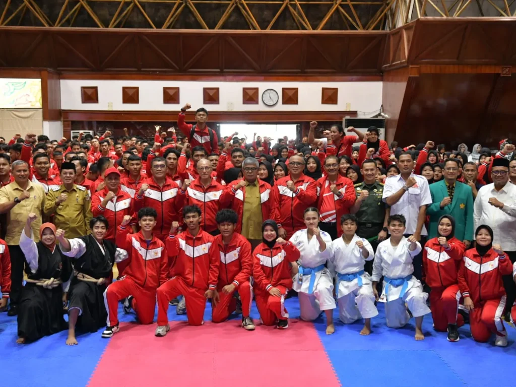 Foto: Pj. Gubernut Aceh, Bustami, SE. M.Si Menjadi Inspektur Upacara Apel Siaga dan Pemantapan PELATDA PON XXI 2024 di Anjong Monmata, Pendopo Gubernur Aceh, Senin. 13/05/2024.