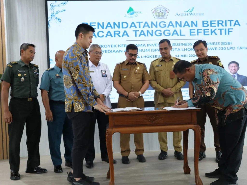 Foto: Pj Walikota Lhokseumawe A Hanan, SP, MM menyaksikan penandatanganan Tanggal Efektif Pengembangan kerjasama proyek Sistem Penyediaan Air Minum (SPAM) Kota Lhokseumawe antara PDAM Ie Beusaree Rata Kota Lhokseumawe dengan PT. Toya Perdana Lhokseumawe