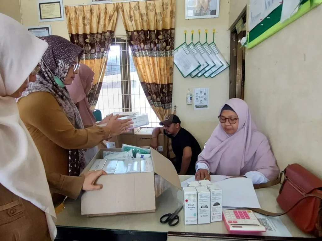 Foto: Pemerintah Kota (Pemko) Lhokseumawe melalui Dinas Kesehatan (Dinkes) mendistribusikan 16 jenis obat ke Puskesmas Mon Geudong, Kecamatan Banda Sakti, Selasa (14/5/2024). Distribusi ini untuk memastikan obat-obatan pada setiap puskesmas tersedia sesuai rekomendasi.