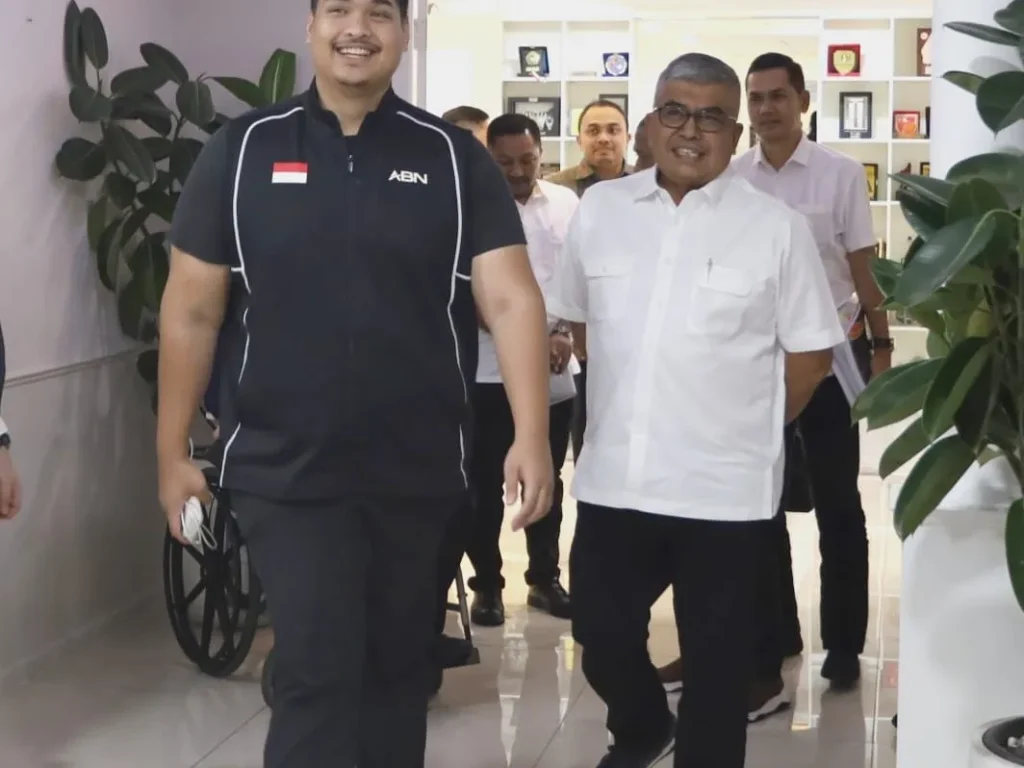 Foto: Pj Gubernur Aceh Bustami Hamzah yang didampingi Ketua DPR Aceh Zulfadhli, foto bersama dengan Menpora Dito Ariotedjo, di Kemenpora, Jakarta Pusat