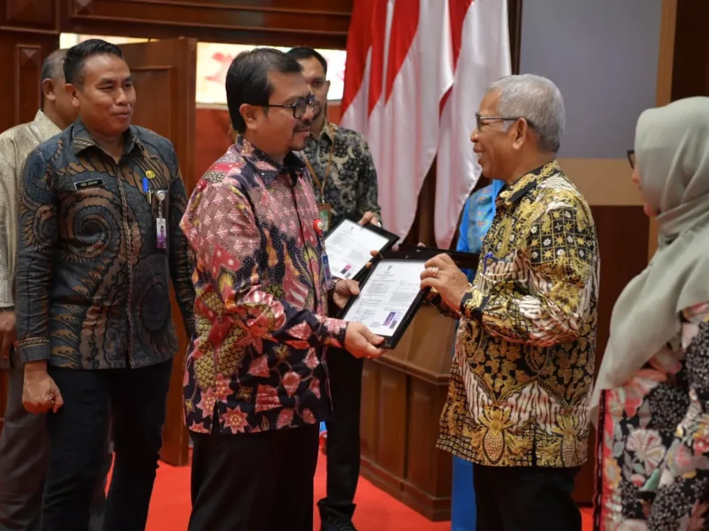 Foto: Pj. Sekda Aceh, Azwardi AP didampingi Kepala BKA, Abdul Qahar dan Kepala BKN Perwakilan Aceh Menyerahkan SK Pensiun pada pembukaan Sosialisasi Hak & Kewajiban Serta Wirausaha Pintar Bagi PNS Batas Usia Pensiun diLingkungan Pemerintah Provinsi Aceh di Anjong Monmata, Banda Aceh.