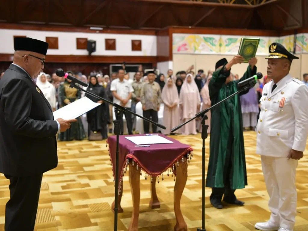 Foto: Pj. Gubernur Aceh, Bustami, SE. M. Si Pengambilan Sumpah Jabatan dan Pelantikan  Azhari sebagai Penjabat Walikota Subulussalam di Anjong Monmata, Banda Aceh.