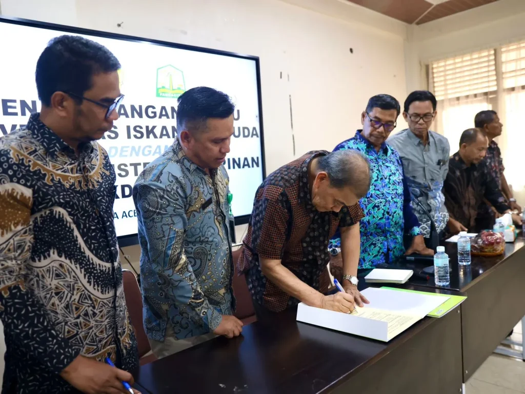 Foto: Plh Kepala Biro Biro Administrasi Pimpinan (ADPIM) Setda Aceh, M Gade, melakukan Penandatanganan MoU kerjasama mahasiswa/i magang antara Universitas Iskandar Muda dengan Biro ADPIM Setda Aceh, di Ruang Rapat S2 Fisipol Unida