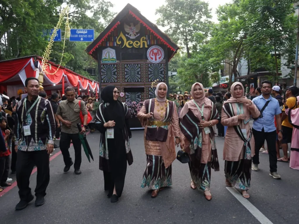 Foto : Pj ketua TP PKK Aceh Mellani Bustami didampingin Pj  ketua DWP Aceh Nurmaziah saat mengikuti pawai parade mobil hias dari stadion Sriwendari ke Balaikota Surakarta, Rabu 15 Mei 2024.