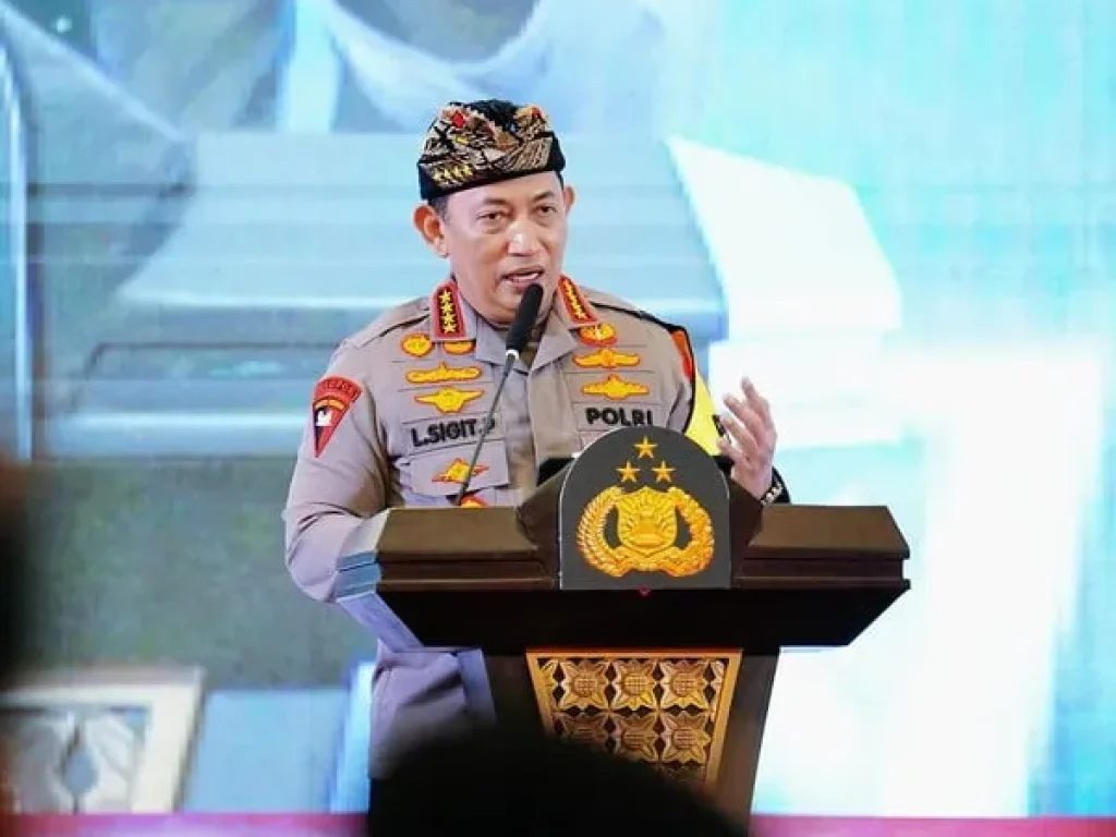 Foto:  Kapolri Jenderal Listyo Sigit Prabowo memberikan penghargaan kepada calon siswa Bintara Polri yang menjadi korban begal hingga jari tangannya putus di Kebun Jeruk, Jakarta Barat (Jakbar), Satrio Mukhti (18). Jenderal Sigit merekrut Satrio untuk ikut pendidikan Bintara Polri melalui jalur khusus disabilitas.