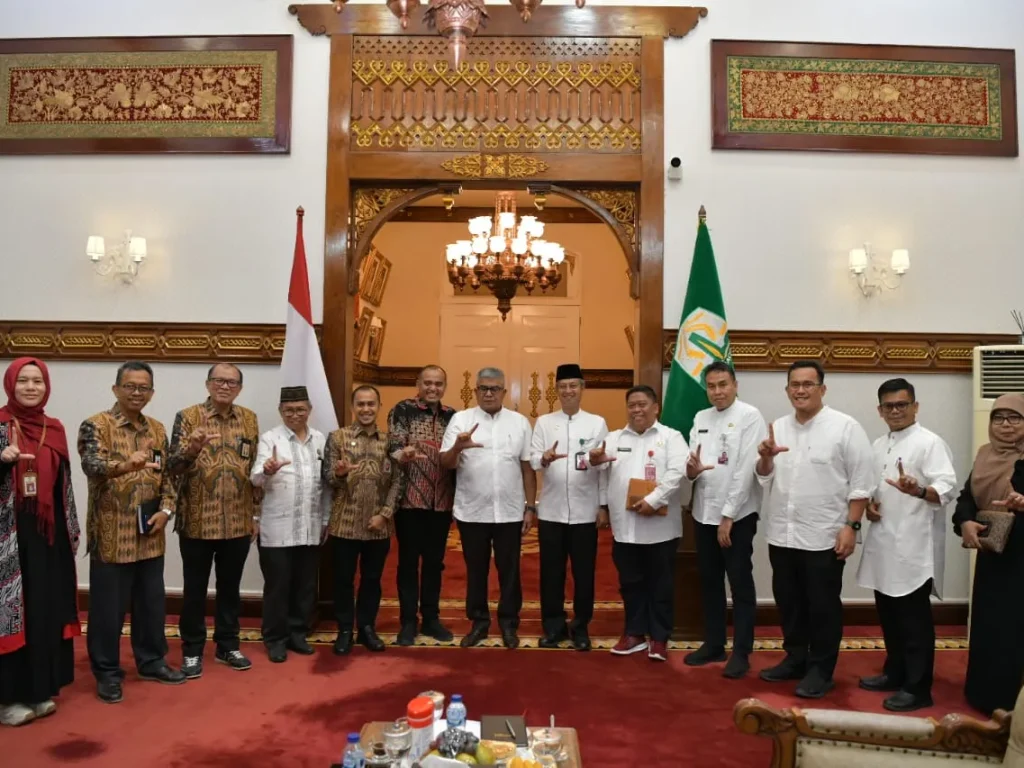 Foto: Pj. Gubernur Aceh, Bustami, SE. M. Si didampingi Asisten Administrasi Umum Sekda Aceh, Iskandar AP Menerima Silaturrahmi Kepala Puslatbang KHAN LAN RI Perwakilan Aceh, Said Fadhil, S.IP . MM dan Rombongan di Pendopo Gubernur Aceh, Jumat, 17/05/2024.Pj. Gubernur Aceh, Bustami, SE. M. Si didampingi Asisten Administrasi Umum Sekda Aceh, Iskandar AP Menerima Silaturrahmi Kepala Puslatbang KHAN LAN RI Perwakilan Aceh, Said Fadhil, S.IP . MM dan Rombongan di Pendopo Gubernur Aceh, Jumat, 17/05/2024.